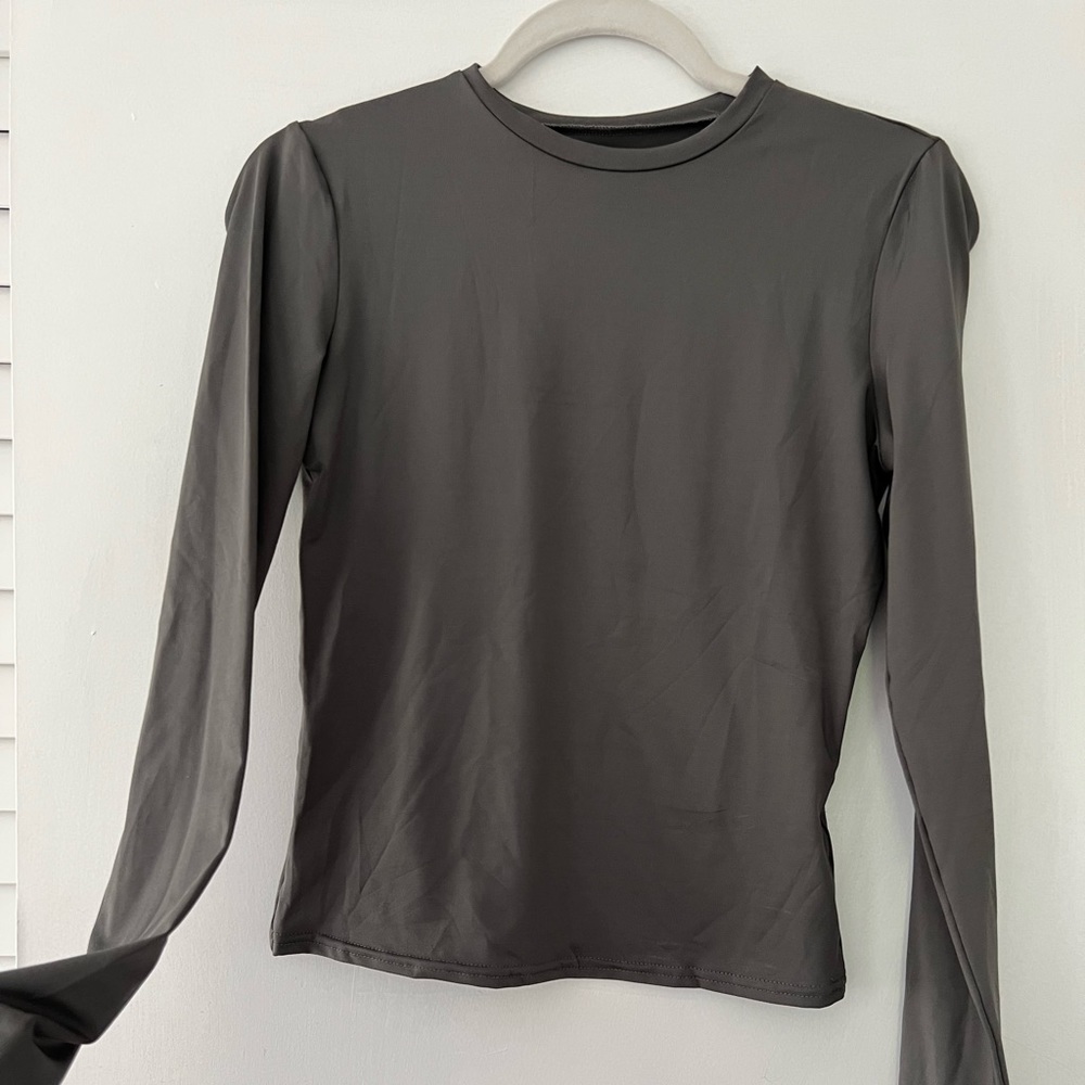 NEW 🏷️Stretchy fitted  top in grey - Picture 2 of 4